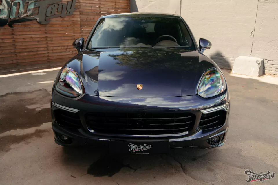 Частичный пошив салона Porsche Cayenne в кожу, полировка и керамика кузова
